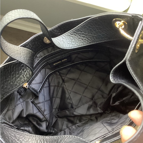 gorgeous and spacious MICHAEL KORS leather bag NWOT - Picture 4 of 9